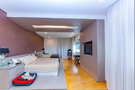 Casa à venda com 700m², 4 quartos e 6 vagas Casa à venda com 700m², 4 quartos e 6 vagasSuíte 1