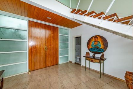 Casa à venda com 700m², 4 quartos e 6 vagas Casa à venda com 700m², 4 quartos e 6 vagasEntrada