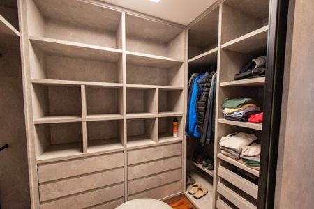 Casa à venda com 300m², 3 quartos e 4 vagas Casa à venda com 300m², 3 quartos e 4 vagasCloset da suíte