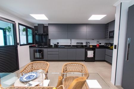 Casa à venda com 300m², 3 quartos e 4 vagas Casa à venda com 300m², 3 quartos e 4 vagasCozinha