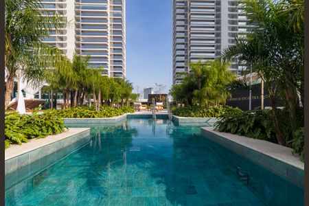 Apartamento à venda com 330m², 4 quartos e 4 vagas Apartamento à venda com 330m², 4 quartos e 4 vagasÁrea comum - Piscina