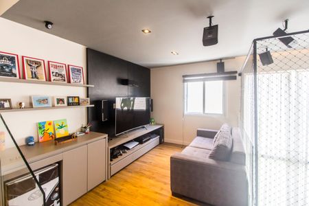 Casa de condomínio à venda com 385m², 4 quartos e 4 vagas Casa de condomínio à venda com 385m², 4 quartos e 4 vagasSala de TV