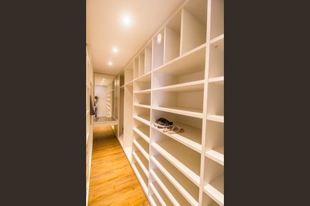 Casa de condomínio à venda com 385m², 4 quartos e 4 vagas Casa de condomínio à venda com 385m², 4 quartos e 4 vagasCloset da suíte 1