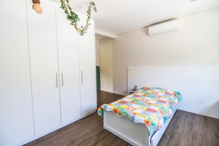 Casa de condomínio à venda com 385m², 4 quartos e 4 vagas Casa de condomínio à venda com 385m², 4 quartos e 4 vagasSuíte 4