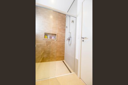 Casa de condomínio à venda com 385m², 4 quartos e 4 vagas Casa de condomínio à venda com 385m², 4 quartos e 4 vagasBanheiro da Suíte 2