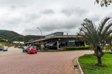 Casa de condomínio à venda com 385m², 4 quartos e 4 vagas Casa de condomínio à venda com 385m², 4 quartos e 4 vagasFachada do Condomínio
