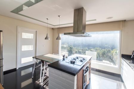 Casa de condomínio à venda com 385m², 4 quartos e 4 vagas Casa de condomínio à venda com 385m², 4 quartos e 4 vagasCozinha