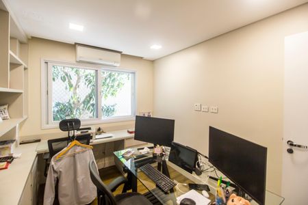 Casa de condomínio à venda com 385m², 4 quartos e 4 vagas Casa de condomínio à venda com 385m², 4 quartos e 4 vagasEscritório