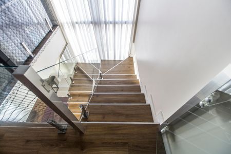 Casa de condomínio à venda com 385m², 4 quartos e 4 vagas Casa de condomínio à venda com 385m², 4 quartos e 4 vagasEscada