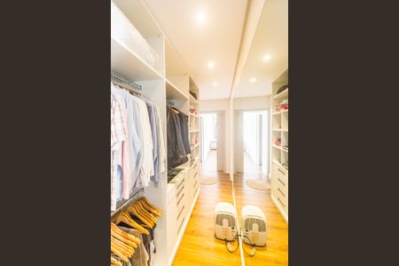 Casa de condomínio à venda com 385m², 4 quartos e 4 vagas Casa de condomínio à venda com 385m², 4 quartos e 4 vagasCloset da suíte 1