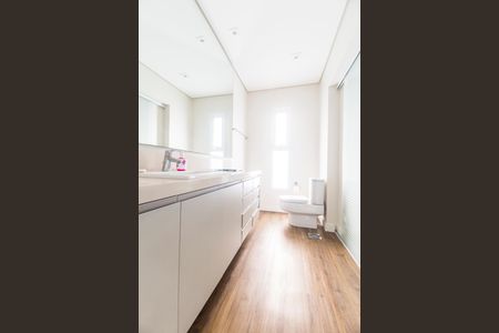 Casa de condomínio à venda com 385m², 4 quartos e 4 vagas Casa de condomínio à venda com 385m², 4 quartos e 4 vagasBanheiro da Suíte