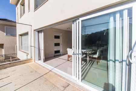 Casa de condomínio à venda com 385m², 4 quartos e 4 vagas Casa de condomínio à venda com 385m², 4 quartos e 4 vagasVaranda da Sala de Jantar