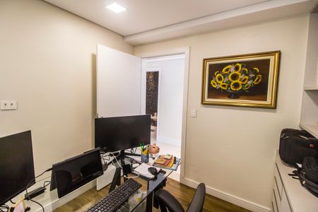 Casa de condomínio à venda com 385m², 4 quartos e 4 vagas Casa de condomínio à venda com 385m², 4 quartos e 4 vagasEscritório