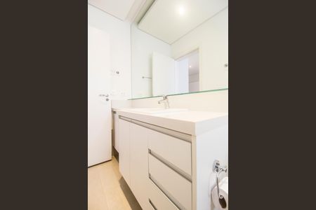 Casa de condomínio à venda com 385m², 4 quartos e 4 vagas Casa de condomínio à venda com 385m², 4 quartos e 4 vagasBanheiro da Suíte 3