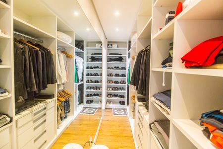 Casa de condomínio à venda com 385m², 4 quartos e 4 vagas Casa de condomínio à venda com 385m², 4 quartos e 4 vagasCloset da suíte 1