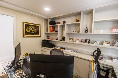 Casa de condomínio à venda com 385m², 4 quartos e 4 vagas Casa de condomínio à venda com 385m², 4 quartos e 4 vagasEscritório