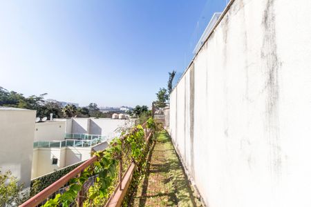 Casa de condomínio à venda com 385m², 4 quartos e 4 vagas Casa de condomínio à venda com 385m², 4 quartos e 4 vagasÁrea comum