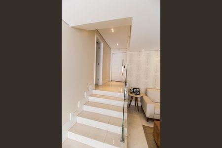 Casa de condomínio à venda com 385m², 4 quartos e 4 vagas Casa de condomínio à venda com 385m², 4 quartos e 4 vagasEntrada