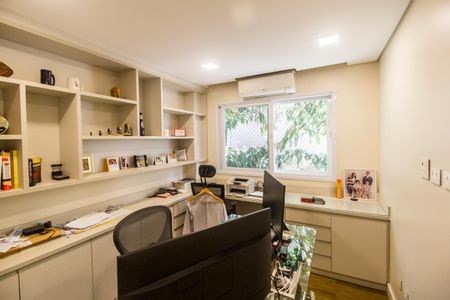 Casa de condomínio à venda com 385m², 4 quartos e 4 vagas Casa de condomínio à venda com 385m², 4 quartos e 4 vagasEscritório