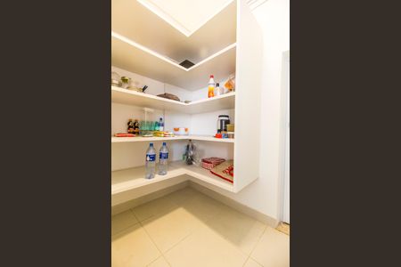 Casa de condomínio à venda com 385m², 4 quartos e 4 vagas Casa de condomínio à venda com 385m², 4 quartos e 4 vagasDespensa