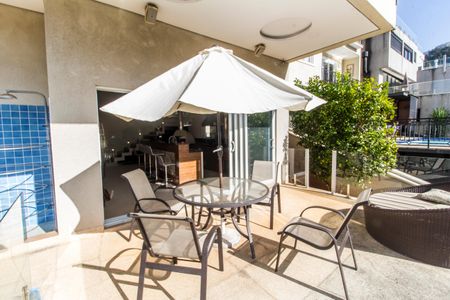 Casa de condomínio à venda com 385m², 4 quartos e 4 vagas Casa de condomínio à venda com 385m², 4 quartos e 4 vagasÁrea comum