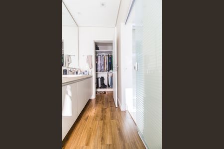 Casa de condomínio à venda com 385m², 4 quartos e 4 vagas Casa de condomínio à venda com 385m², 4 quartos e 4 vagasCloset da suíte 1