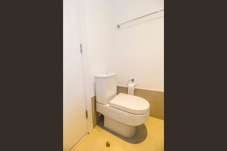 Casa de condomínio à venda com 385m², 4 quartos e 4 vagas Casa de condomínio à venda com 385m², 4 quartos e 4 vagasBanheiro da Suíte 2