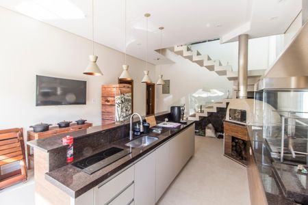 Casa de condomínio à venda com 385m², 4 quartos e 4 vagas Casa de condomínio à venda com 385m², 4 quartos e 4 vagasÁrea gourmet