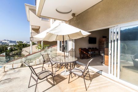 Casa de condomínio à venda com 385m², 4 quartos e 4 vagas Casa de condomínio à venda com 385m², 4 quartos e 4 vagasÁrea comum