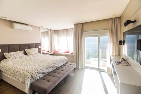 Casa de condomínio à venda com 385m², 4 quartos e 4 vagas Casa de condomínio à venda com 385m², 4 quartos e 4 vagasSuíte