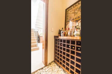 Casa de condomínio à venda com 385m², 4 quartos e 4 vagas Casa de condomínio à venda com 385m², 4 quartos e 4 vagasAdega