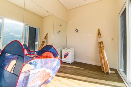 Casa de condomínio à venda com 385m², 4 quartos e 4 vagas Casa de condomínio à venda com 385m², 4 quartos e 4 vagasÁrea comum