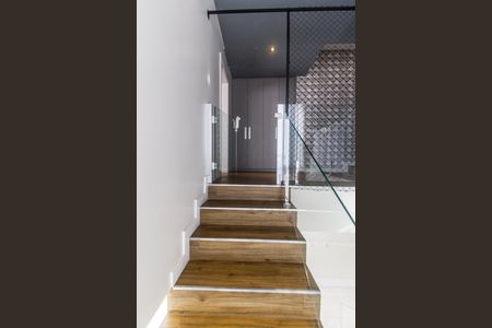 Casa de condomínio à venda com 385m², 4 quartos e 4 vagas Casa de condomínio à venda com 385m², 4 quartos e 4 vagasEscada