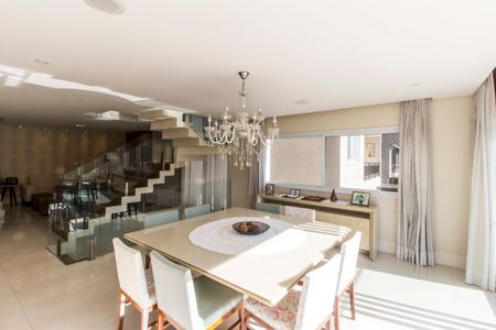 Casa de condomínio à venda com 385m², 4 quartos e 4 vagas Casa de condomínio à venda com 385m², 4 quartos e 4 vagasSala de Jantar