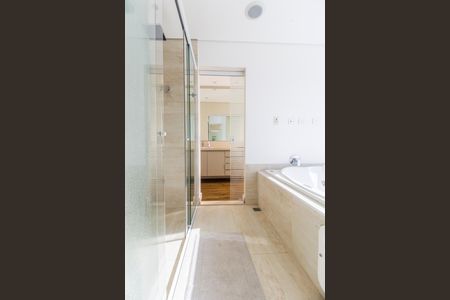 Casa de condomínio à venda com 385m², 4 quartos e 4 vagas Casa de condomínio à venda com 385m², 4 quartos e 4 vagasBanheiro da Suíte