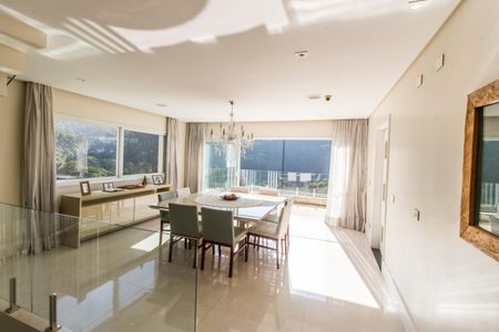 Casa de condomínio à venda com 385m², 4 quartos e 4 vagas Casa de condomínio à venda com 385m², 4 quartos e 4 vagasSala