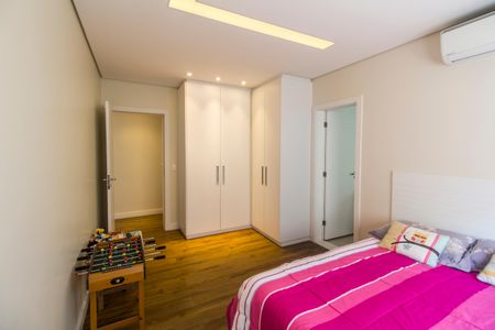 Casa de condomínio à venda com 385m², 4 quartos e 4 vagas Casa de condomínio à venda com 385m², 4 quartos e 4 vagasSuíte 3