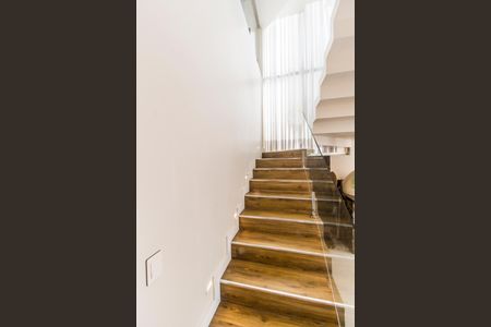 Casa de condomínio à venda com 385m², 4 quartos e 4 vagas Casa de condomínio à venda com 385m², 4 quartos e 4 vagasCorredor