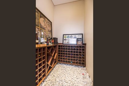 Casa de condomínio à venda com 385m², 4 quartos e 4 vagas Casa de condomínio à venda com 385m², 4 quartos e 4 vagasAdega