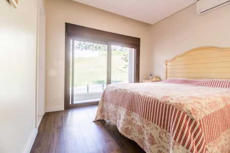 Casa de condomínio à venda com 385m², 4 quartos e 4 vagas Casa de condomínio à venda com 385m², 4 quartos e 4 vagasSuíte 2