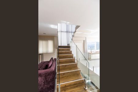 Casa de condomínio à venda com 385m², 4 quartos e 4 vagas Casa de condomínio à venda com 385m², 4 quartos e 4 vagasEscada