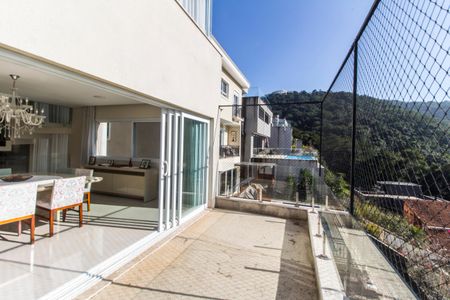 Casa de condomínio à venda com 385m², 4 quartos e 4 vagas Casa de condomínio à venda com 385m², 4 quartos e 4 vagasVaranda da Sala de Jantar
