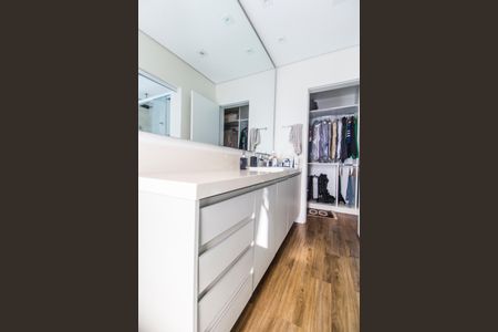 Casa de condomínio à venda com 385m², 4 quartos e 4 vagas Casa de condomínio à venda com 385m², 4 quartos e 4 vagasCloset da suíte 1