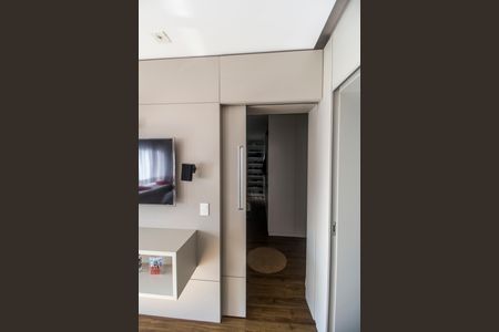 Casa de condomínio à venda com 385m², 4 quartos e 4 vagas Casa de condomínio à venda com 385m², 4 quartos e 4 vagasCloset da suíte 1