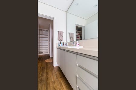 Casa de condomínio à venda com 385m², 4 quartos e 4 vagas Casa de condomínio à venda com 385m², 4 quartos e 4 vagasBanheiro da Suíte