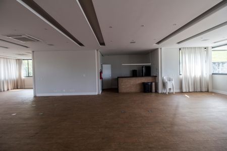 Casa de condomínio à venda com 385m², 4 quartos e 4 vagas Casa de condomínio à venda com 385m², 4 quartos e 4 vagasÁrea comum - Salão de festas