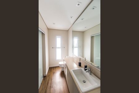 Casa de condomínio à venda com 385m², 4 quartos e 4 vagas Casa de condomínio à venda com 385m², 4 quartos e 4 vagasBanheiro da Suíte