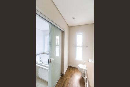 Casa de condomínio à venda com 385m², 4 quartos e 4 vagas Casa de condomínio à venda com 385m², 4 quartos e 4 vagasBanheiro da Suíte