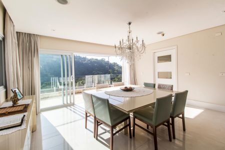 Casa de condomínio à venda com 385m², 4 quartos e 4 vagas Casa de condomínio à venda com 385m², 4 quartos e 4 vagasSala de Jantar