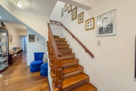 Casa à venda com 194m², 3 quartos e 2 vagas Casa à venda com 194m², 3 quartos e 2 vagasEscada